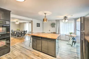 11 Mi to Lake Ouachita: Family Cabin w/ Yard - Innvendig
