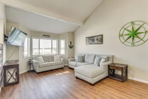 Lakefront Osage Beach Condo + Workspace w/ Pool Views - Innvendig
