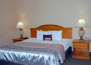 Ramada by Wyndham Olympia - Room
