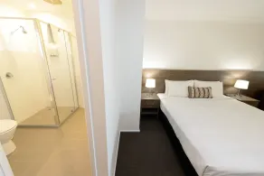 Smart Motels Bert Hinkler Bundaberg - Bathroom