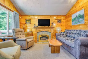 Inlet Lakefront Home: Private Dock & Beach Access! - Interiör