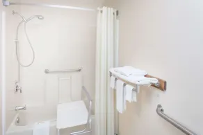 Super 8 by Wyndham Pekin/Peoria Area - Salle de bain