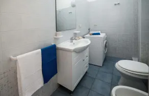 Le Bianche ville con patio privato a un passo dal mare - Baño