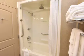 Holiday Inn Express and Suites Springfield Medical District by IHG - Badeværelse