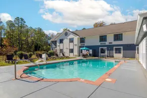 Comfort Inn & Suites - near Robins Air Force Base Main Gate - Piscine
