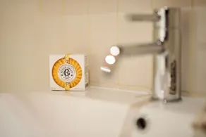 6 VH Hotel - Bathroom