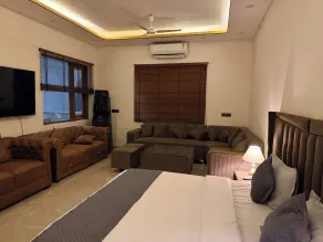 2BR Villa with Pool, BBQ & Music at GoBravo Grandeur Gurgaon - Piscine privée