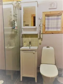 StugaNäraKungsberget - mysig stuga med kamin, grillkåta och vedbastu - Bathroom