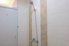 Spacious and Combine 3BR at The Edge Bandung Apartment By Travelio - Bathroom