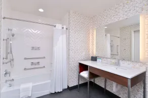 Holiday Inn & Suites Farmington Hills - Detroit NW by IHG - Salle de bain