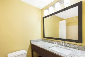 Days Inn & Suites by Wyndham Davenport East - Salle de bain