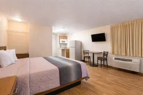 HomeTowne Studios by Red Roof Houston - West Oaks - Energy Corridor - Room
