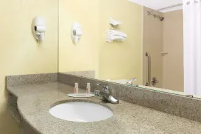 Super 8 by Wyndham Hattiesburg South - Salle de bain