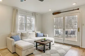 Walk to Lake Hopatcong: Vibrant Home w/ Deck! - Interiør