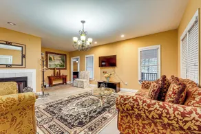 Tasteful Unit w/ Pool Table: 7 Mi to Lake Altoona! - Intérieur