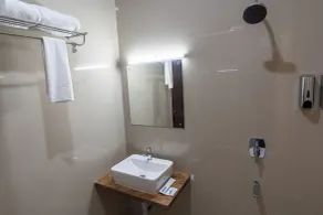 Cross Roads Inn - Bathroom