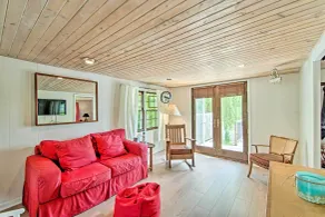 Horicon Riverfront Retreat w/ Deck, Dock + Patio - Innvendig