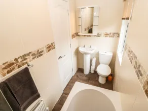 10 Poppy Lodge - Bathroom