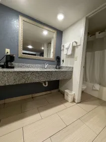 Sallisaw Inn - Bathroom