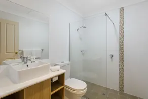 Best Western Ambassador Motor Inn & Apartments - Bathroom