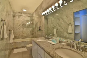 Cupecoy Beach Club - Bathroom