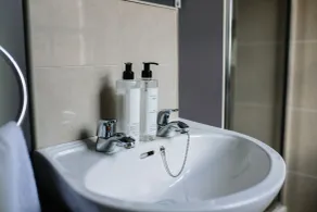 Ralph's - Bathroom