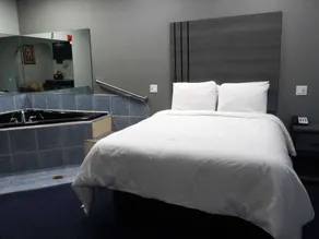 Americas Best Value Inn and Suites Bush International Airport - Chambre