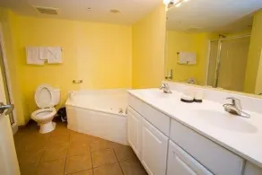 Malibu Pointe Beach Club 606 - Across The Street From The Ocean! Sleeps 12 guests! - Bathroom