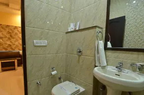 Sarovar Regency - Bathroom