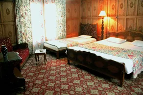 Golden Flower Heritage Houseboats - Room