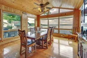 Lakefront Isle Escape w/ Dock + Fire Pit! - Interiör