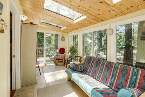 Walk to Beach! Home w/ Sunroom in Anchor Bay - Interiør
