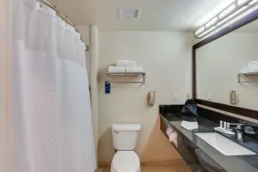 Fairfield Inn & Suites by Marriott San Francisco Airport - Bathroom