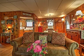 Pet-Friendly Cabin w/ Fire Pit, BBQ & Great Deck! - Interiör