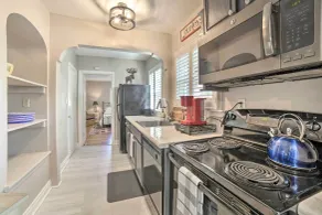 Hot Tub + Walk to Midtown! Reno Retreat - Innvendig