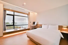 The Van Hotel - Room