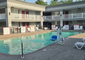 HomeTowne Studios by Red Roof Bordentown - McGuire AFB - Piscina