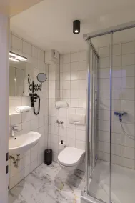 Nikii City Hotel - Bathroom
