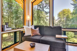 Modern PNW Cabin on 10 Wooded Acres - Intérieur