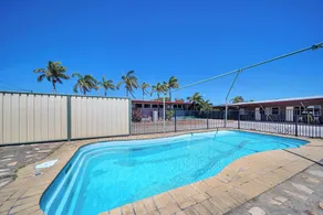 Pearly Shell Motel - Piscina