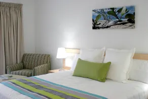 Quality Suites Pioneer Sands - Room