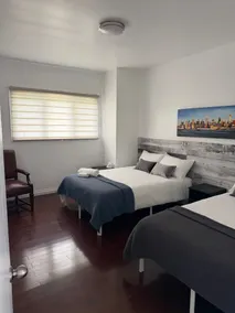 Charming Chelsea Bungalow Central Location Modern Comforts - Room