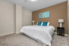2BR Downtown Apartment with Gym & Deck - Habitación
