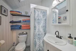 Lush Edgecomb Studio Cottage with Fire Table! - Badeværelse