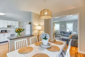 Wakefield Escape: Walk to Downtown & Near Beaches! - Innvendig