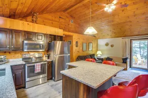 Cozy Thompson Lake Cabin w/ Boat Dock & Launch - Interiør