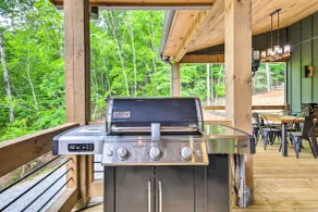 Riverside Mtn Retreat w/ Hot Tub & Game Room! - Interiør