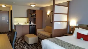 Microtel Inn & Suites by Wyndham Bonnyville - Room
