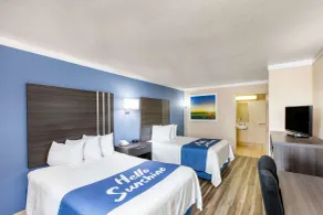 Days Inn & Suites by Wyndham Braunig Lake - Room
