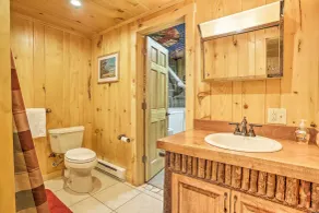 Lake Wallenpaupack Cabin w/ Shared Pool! - Badeværelse